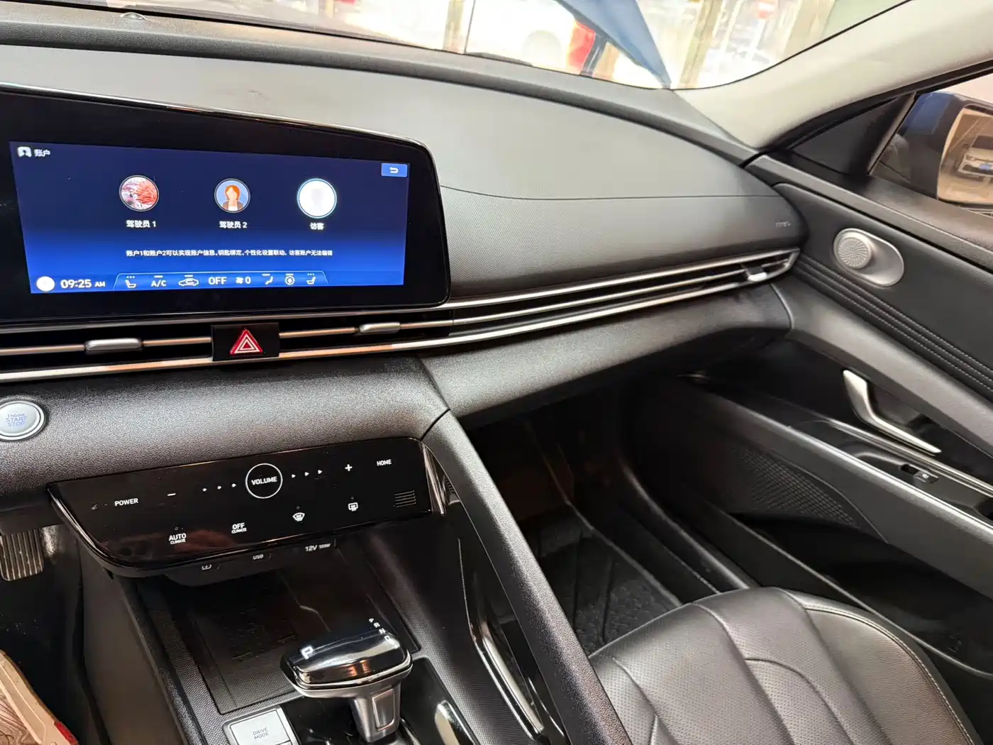 Hyundai Elantra 2022 1.5L CVT LUX Premium Edition фото 12