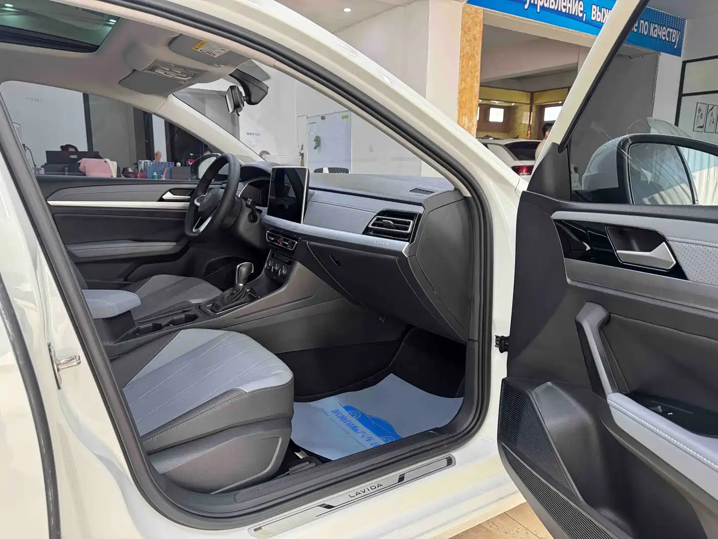 Volkswagen Lavida 2023 1.5L Auto Five Million Edition фото 10