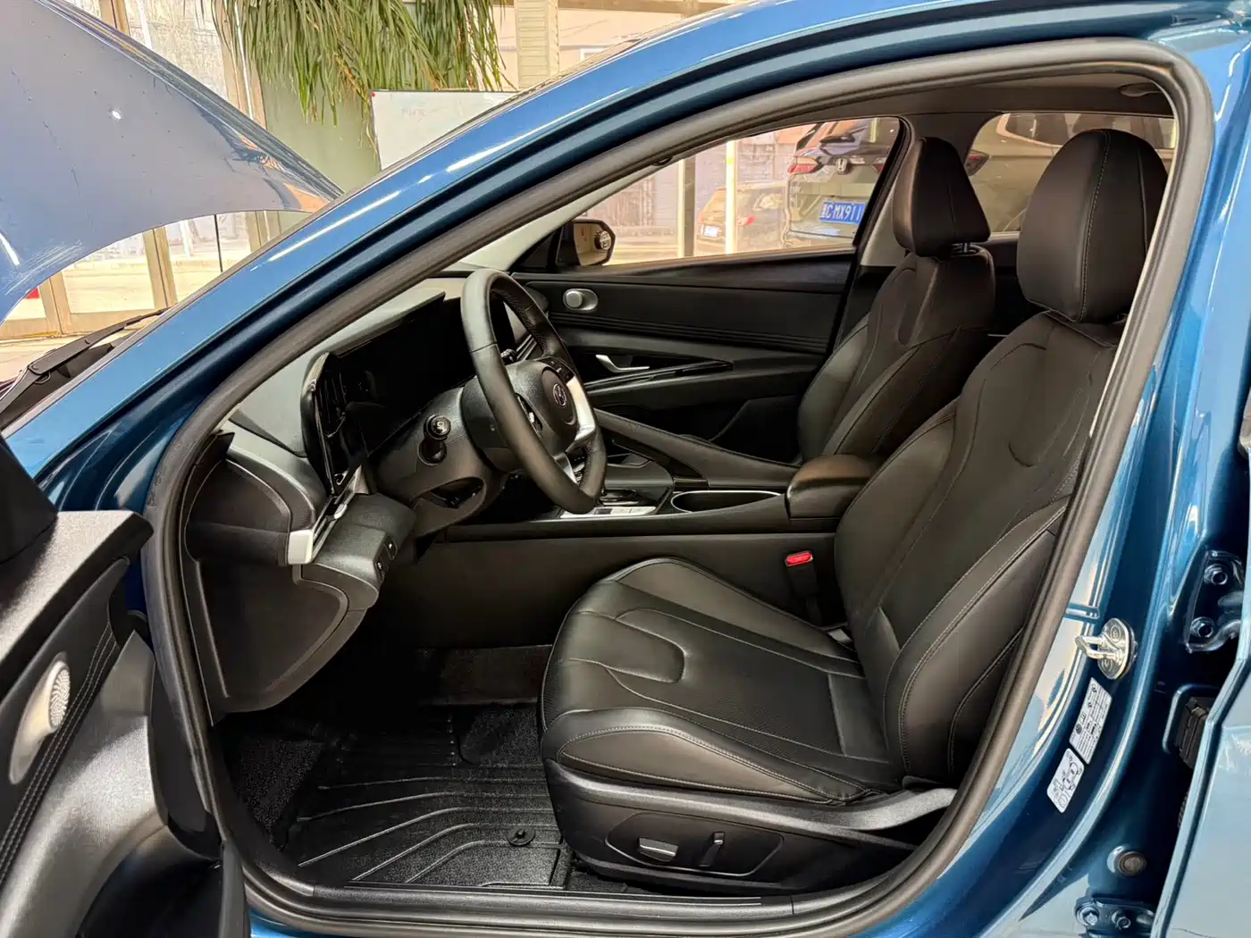 Hyundai Elantra 2022 1.5L CVT LUX Premium Edition фото 16