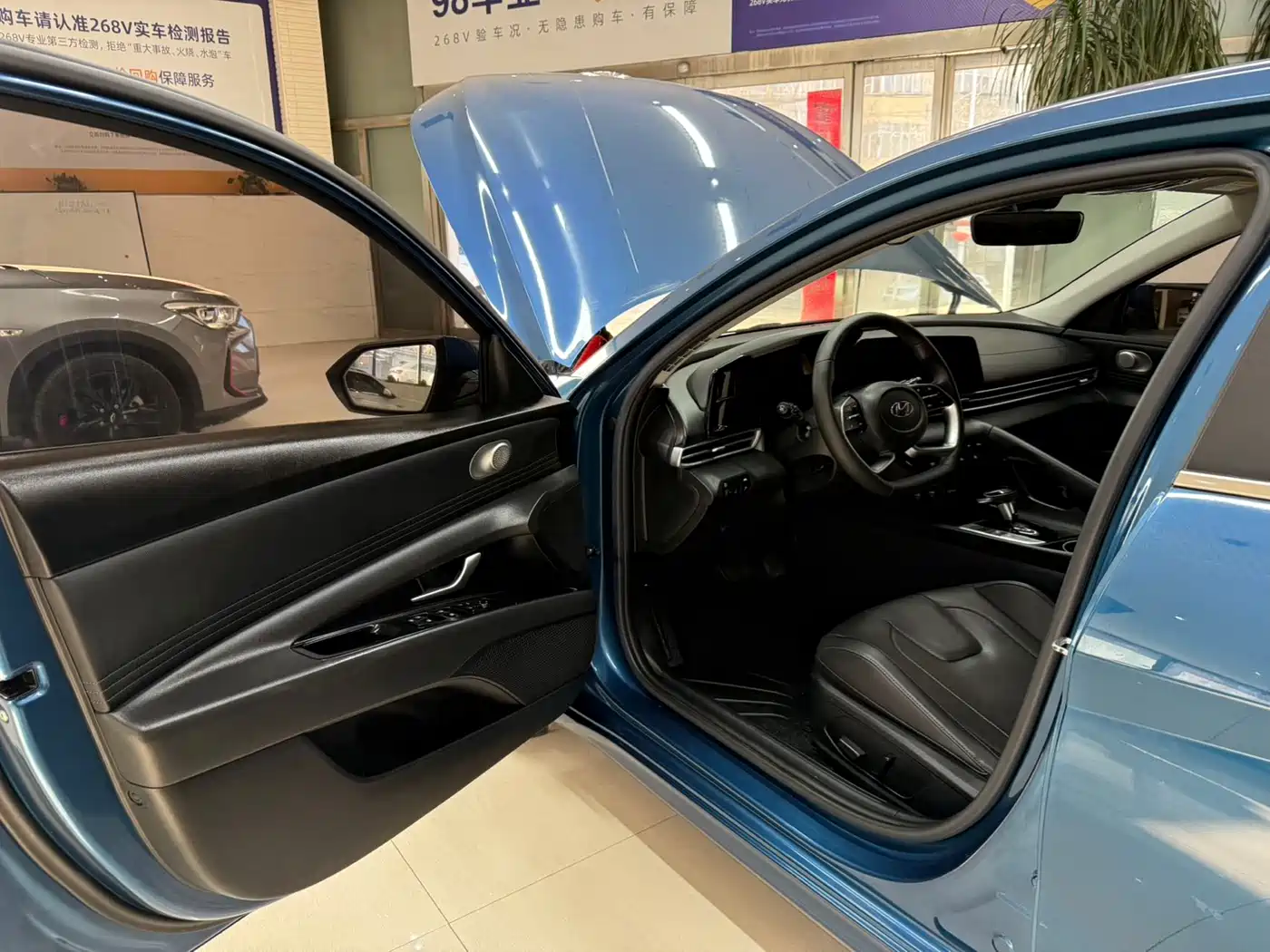 Hyundai Elantra 2022 1.5L CVT LUX Premium Edition фото 8