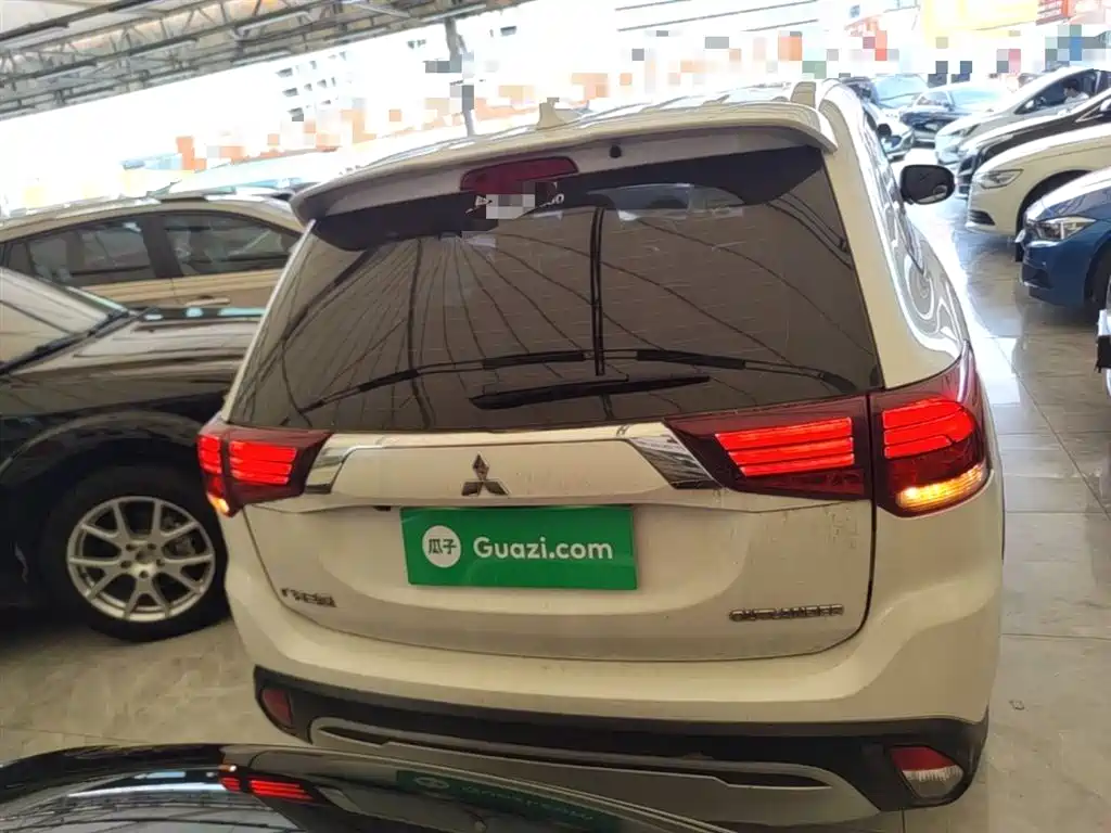 MITSUBISHI OUTLANDER