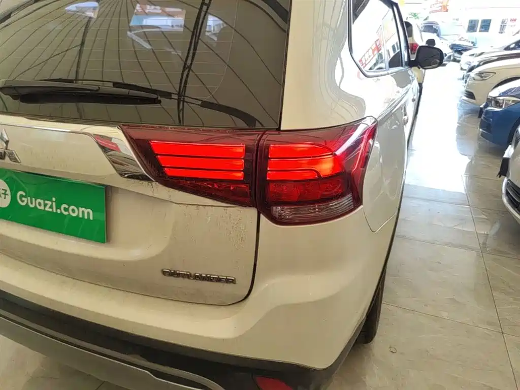 MITSUBISHI OUTLANDER