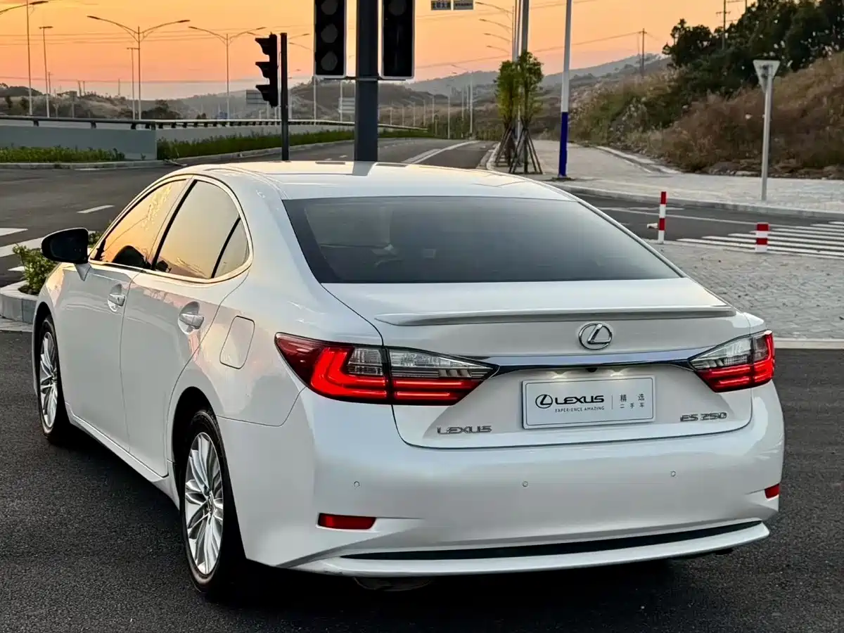 Lexus ES 2015 250 Elegance Edition фото 9