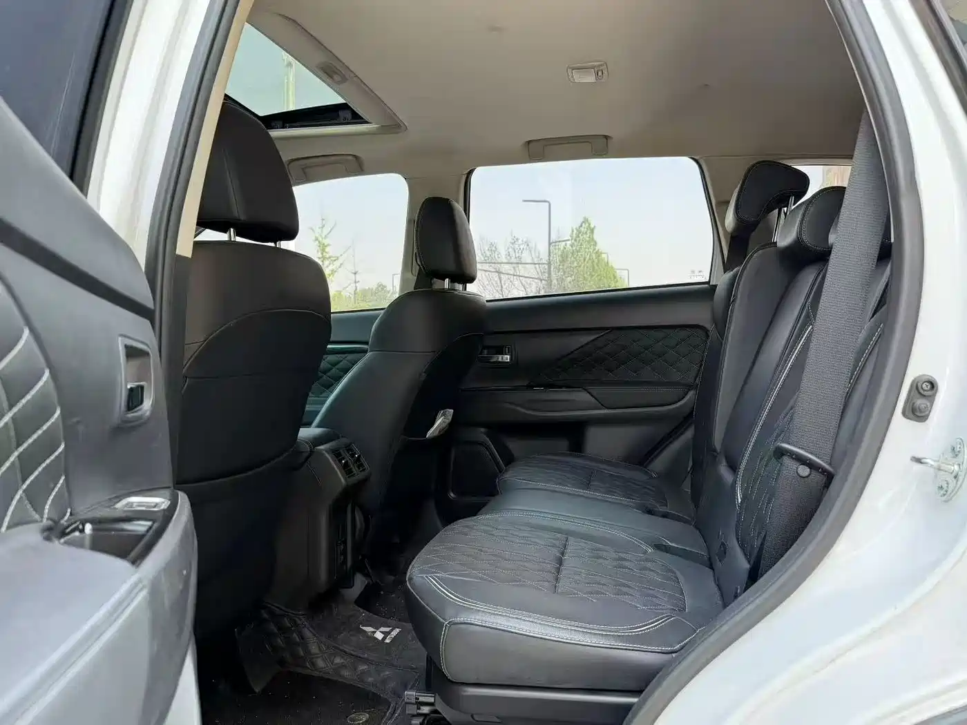 Mitsubishi Outlander 2021 2.4L 4WD Premium Edition 7-Seater фото 5