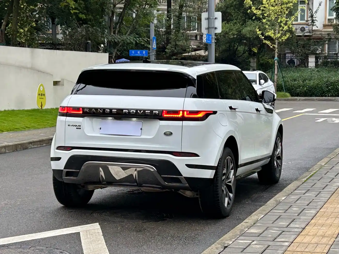 Land Rover Range Rover Evoque 2022 Range Rover Evoque L 249PS R-Dynamic Luxury Edition фото 5
