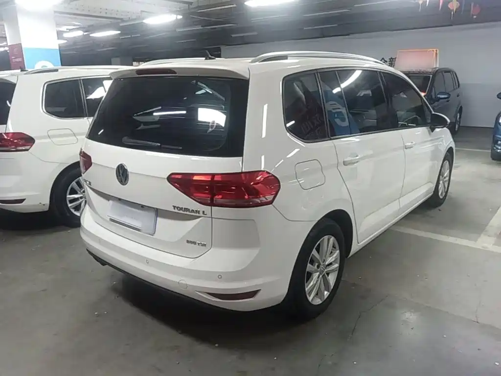 Фото 7 - Volkswagen Touran