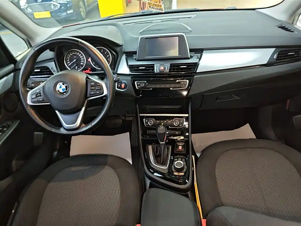 BMW 2 Series Touring 2016 218i Leading фото 10