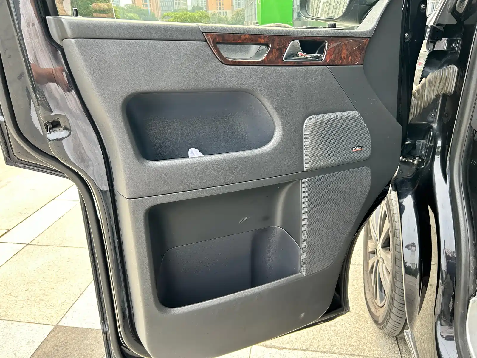 Photo 9 - Volkswagen Multivan
