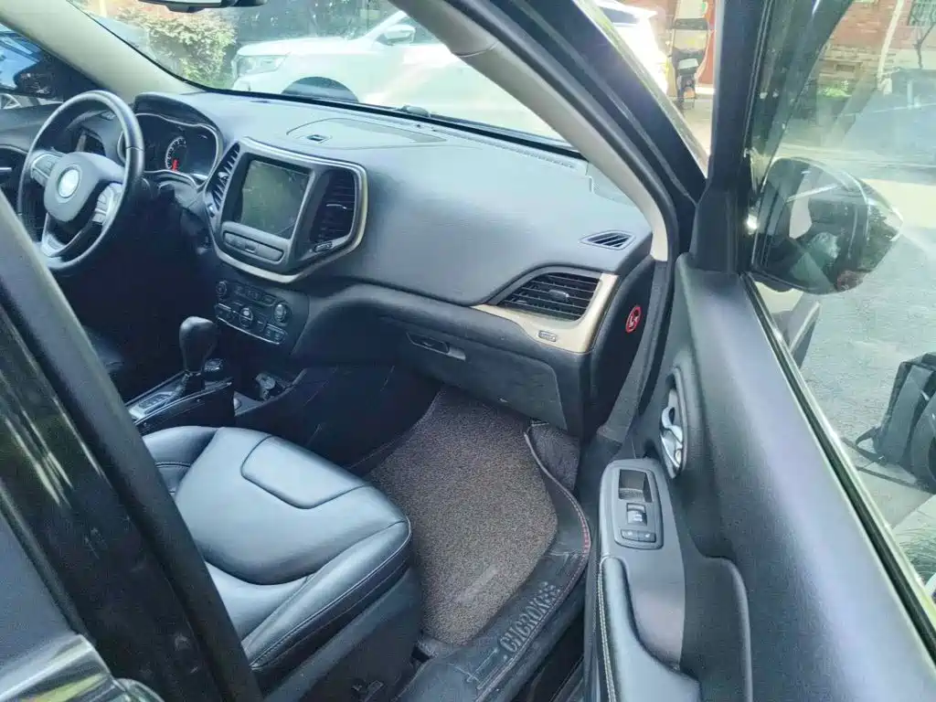 Photo 10 - Jeep Cherokee