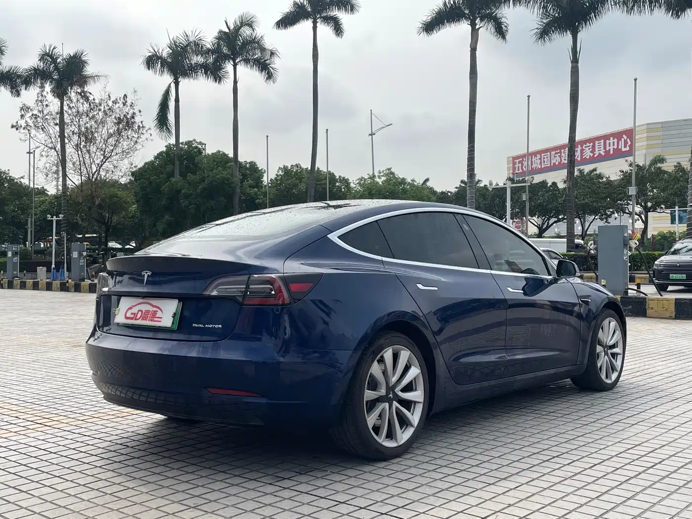TESLA MODEL 3