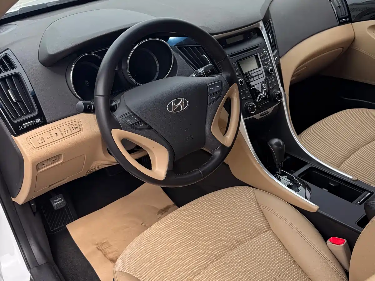 Hyundai Sonata 2015 Classic 2.0L Automatic Luxury Edition фото 10