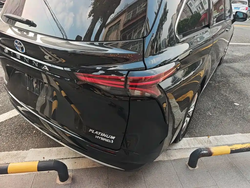 Photo 8 - Toyota Sienna
