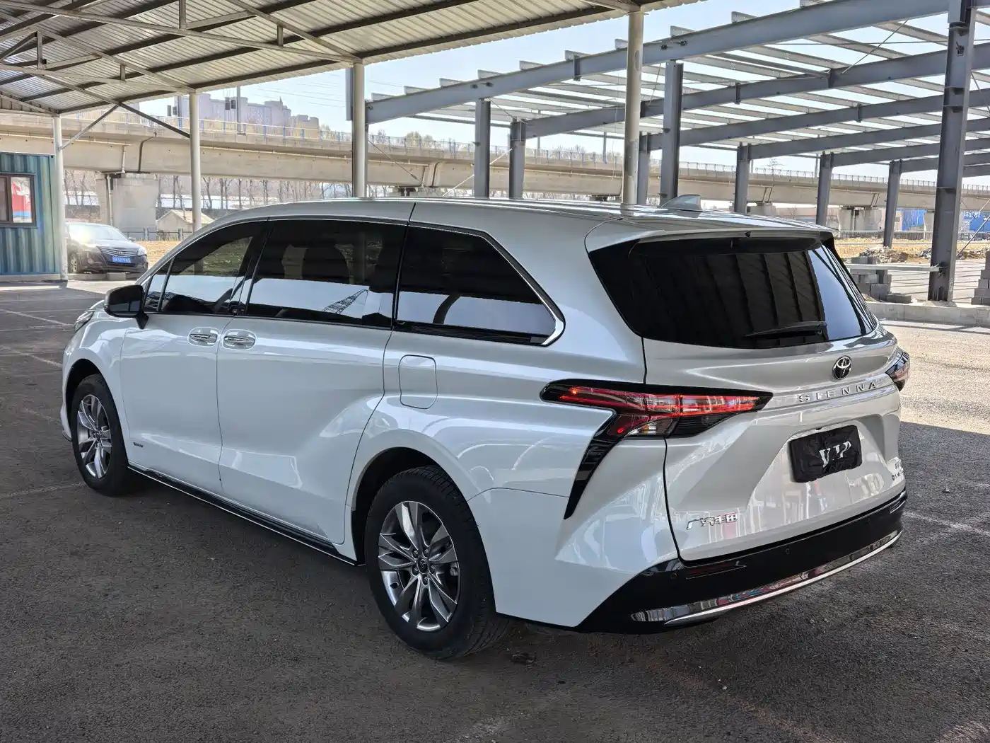 Toyota Sienna 2024 2.5L Hybrid 4WD Premium Edition фото 7