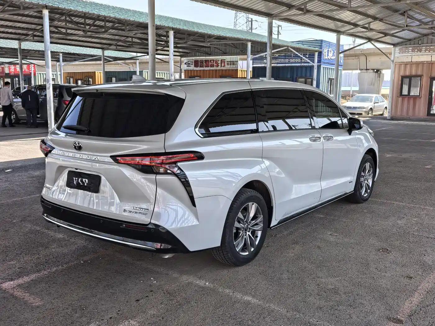 Toyota Sienna 2024 2.5L Hybrid 4WD Premium Edition фото 9