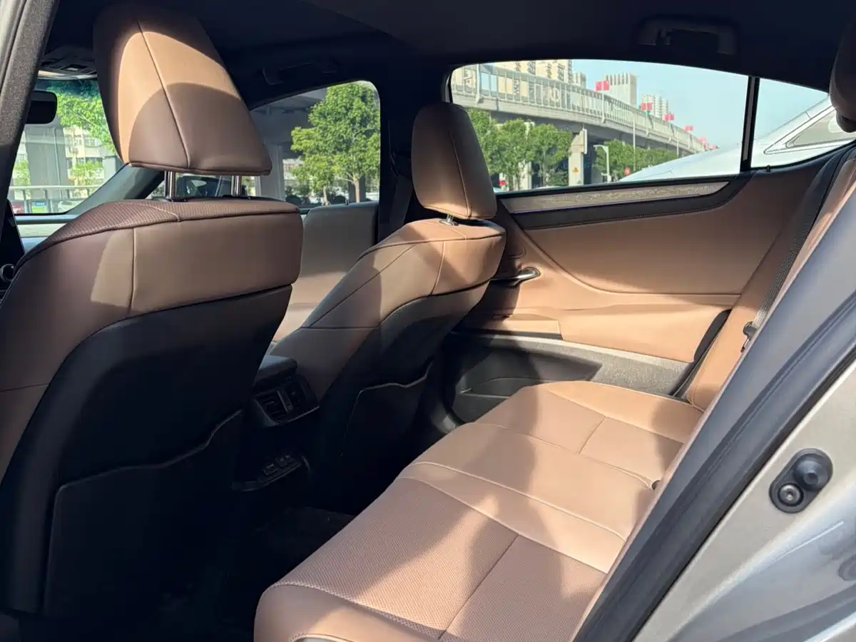Lexus ES 2025 200 Ultimate Edition фото 9