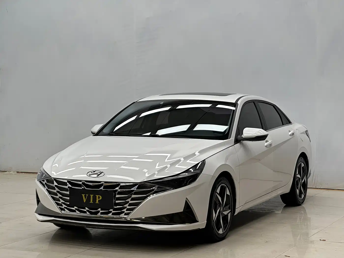 Hyundai Elantra 2021 1.5L CVT LUX Premium Edition фото 12