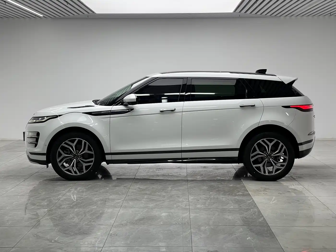 Land Rover Range Rover Evoque 2023 Range Rover Evoque L 249PS Premium Luxury Edition фото 7