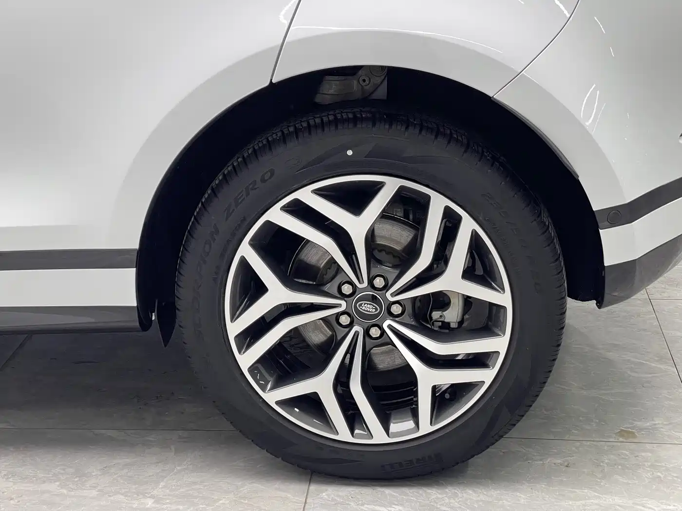 Land Rover Range Rover Evoque 2023 Range Rover Evoque L 249PS Premium Luxury Edition фото 17