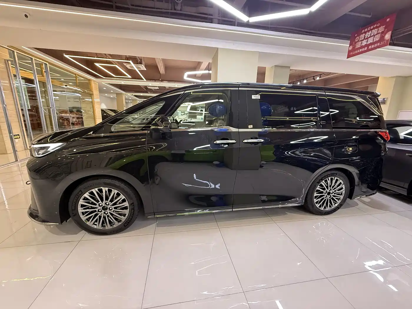 Lexus LM 2023 500h Four-Seat Imperial Edition фото 5