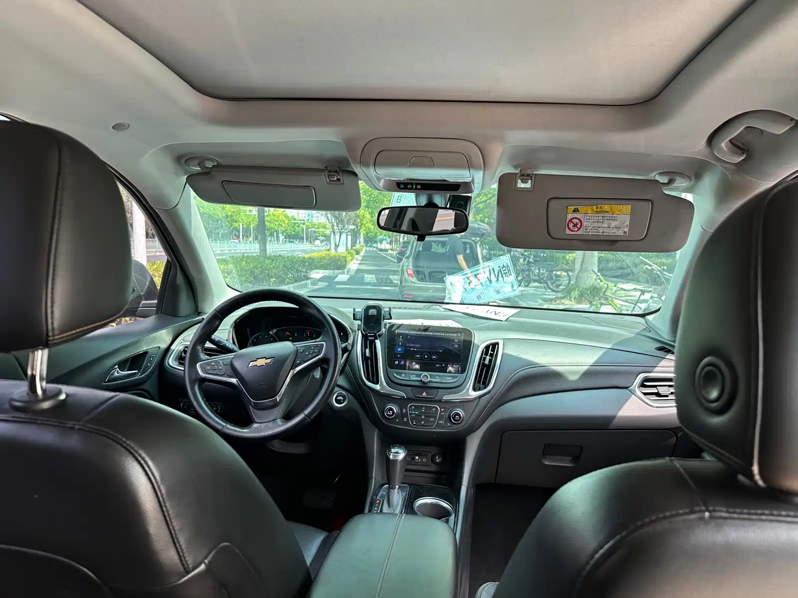 Photo 14 - Chevrolet Equinox