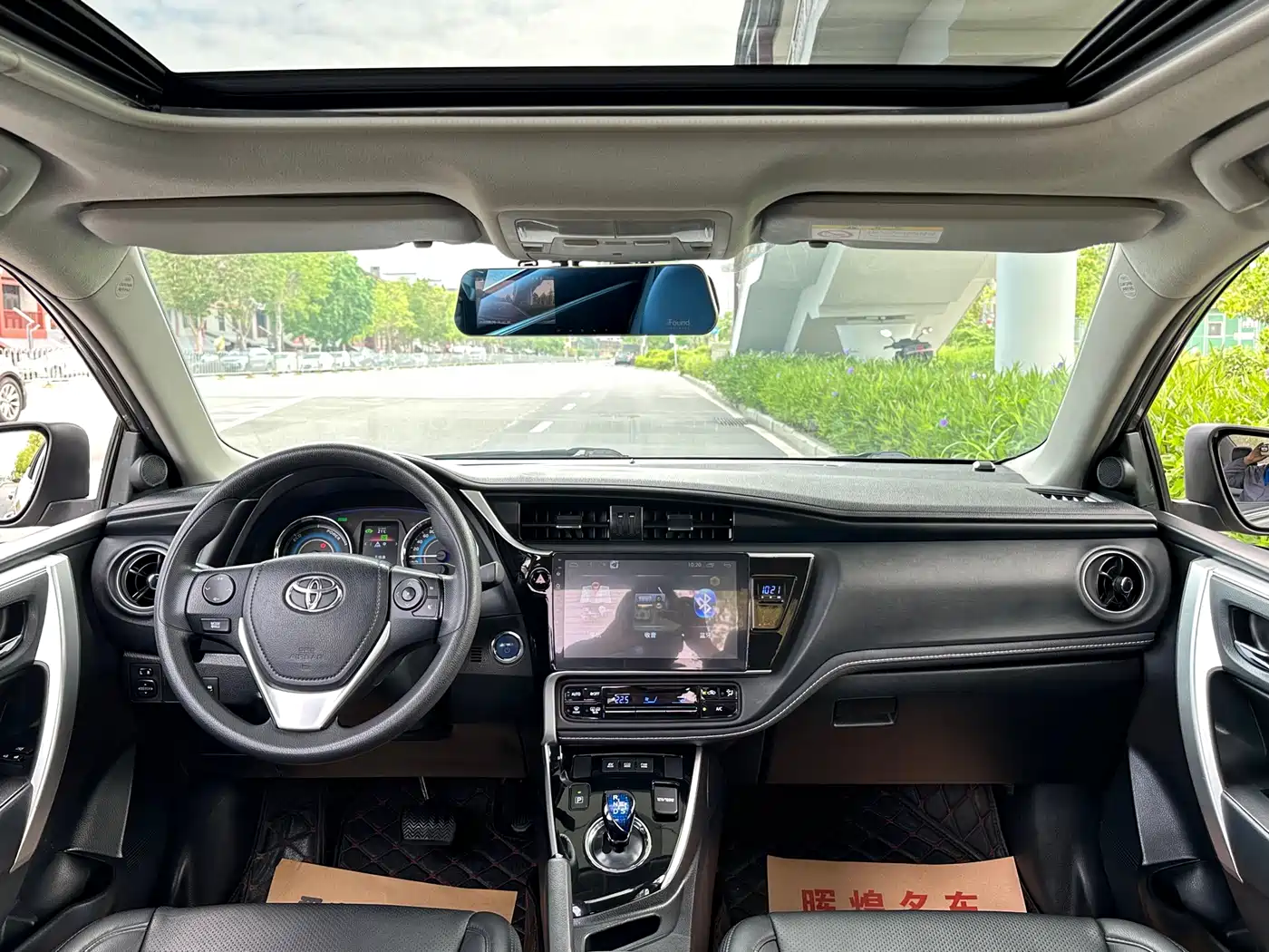 Toyota Corolla 2017 Facelift Hybrid 1.8L E-CVT Leading Edition фото 5