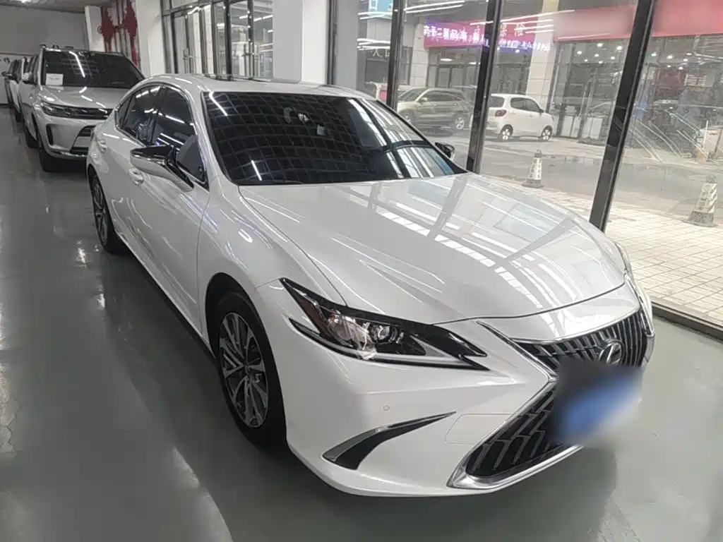Photo 4 - Lexus ES