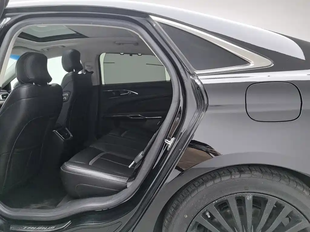 Photo 15 - Ford Taurus