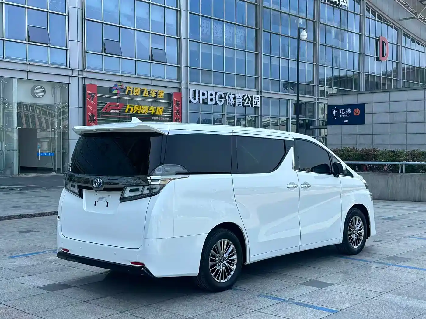 Toyota Vellfire 2021 Crown Hybrid 2.5L HV Premium Edition фото 7