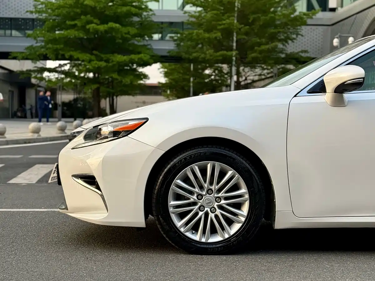 Photo 8 - Lexus ES