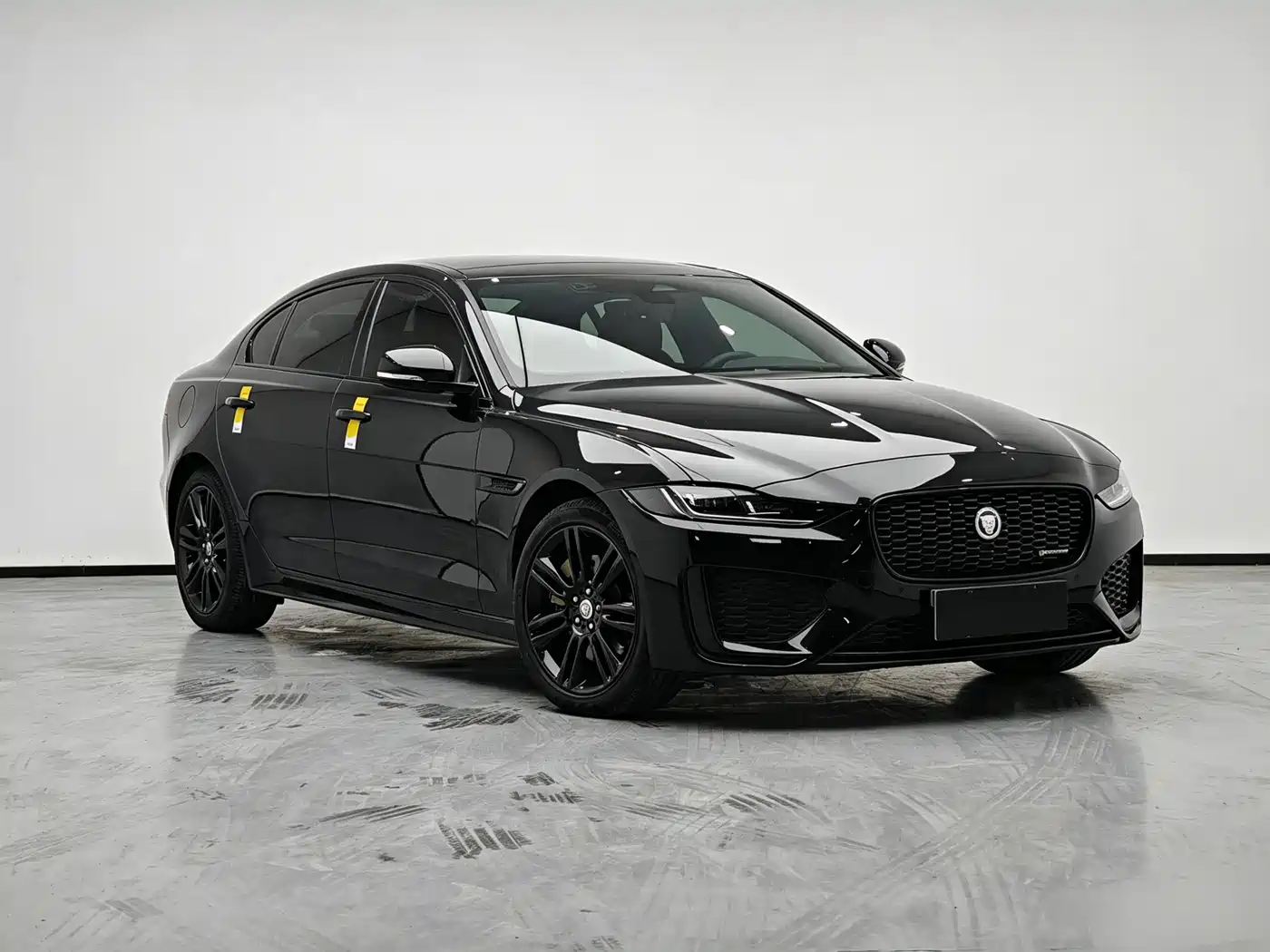 Jaguar XEL 2021 2.0T 250PS Gloss Black Sport Edition фото 2