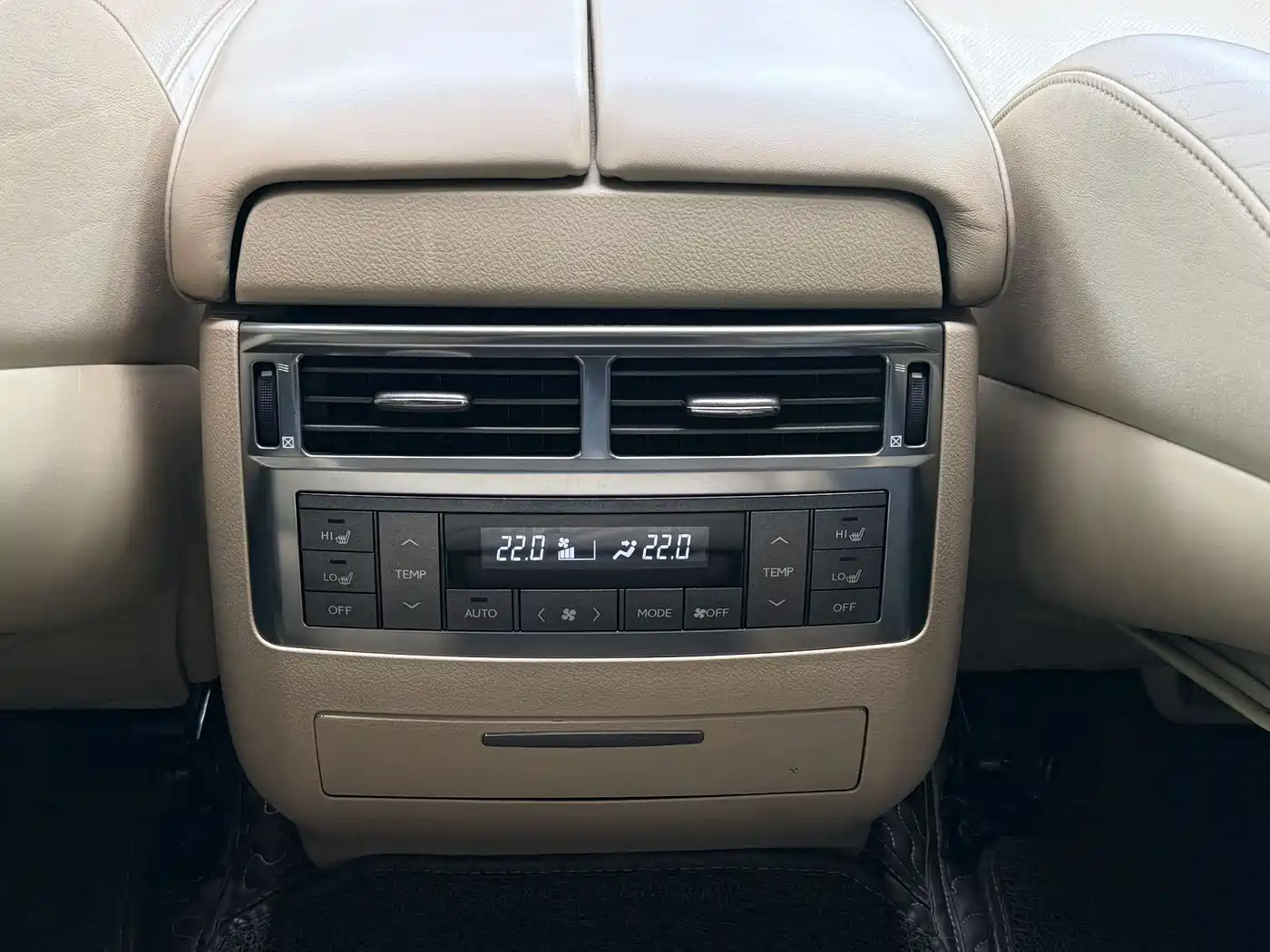 Фото 18 - Lexus LX