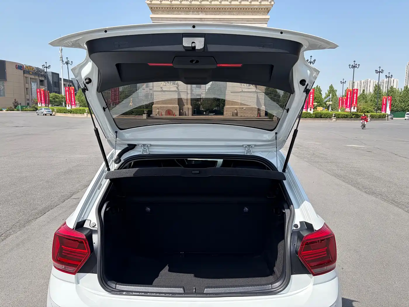 VOLKSWAGEN POLO