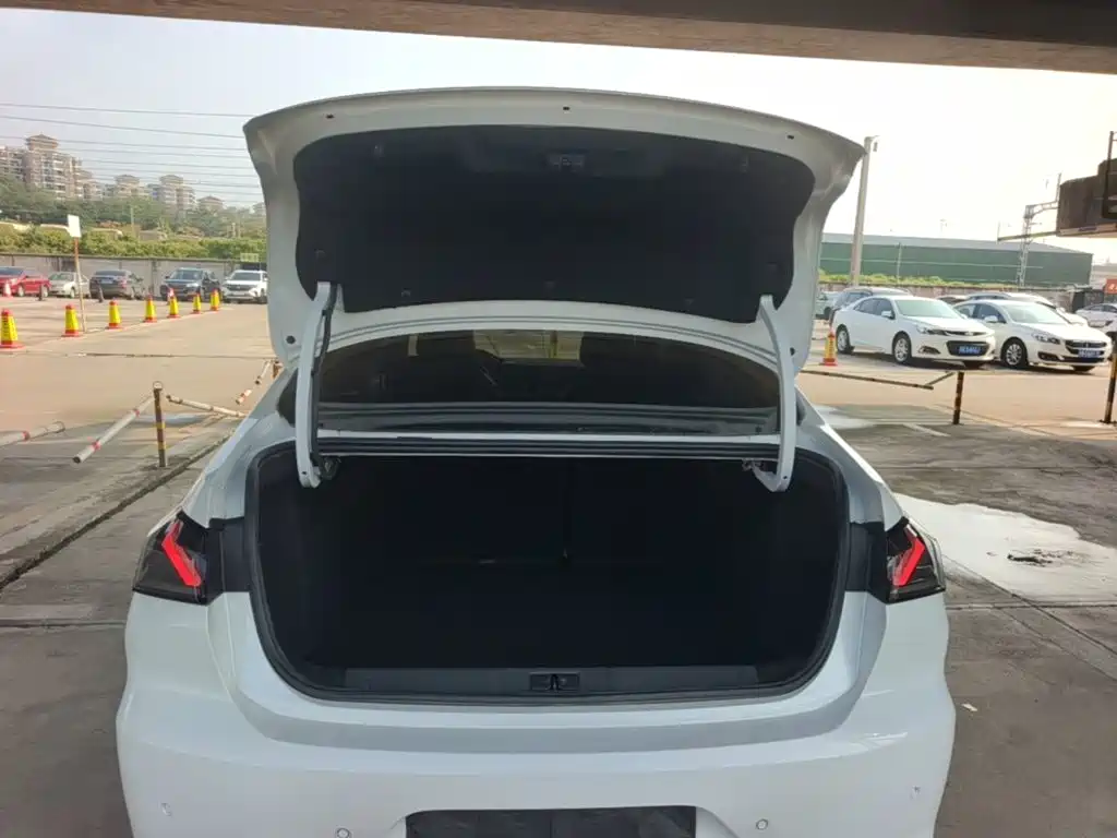 Peugeot 408 2024 2022 1.6T Light Chaser Edition