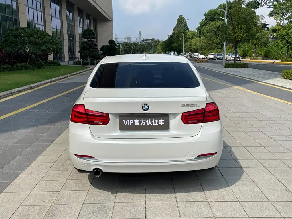 Photo 6 - BMW 3 Series