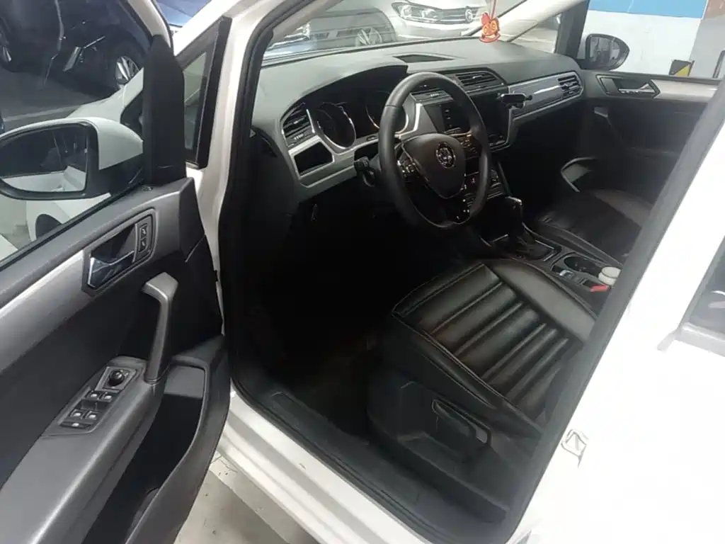 Фото 16 - Volkswagen Touran