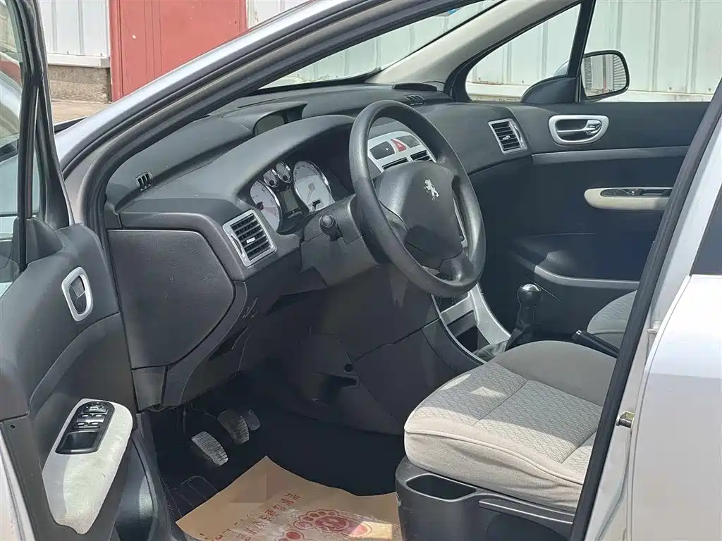 Peugeot 307 2009 Model Sedan 1.6L Manual Aile Edition фото 6