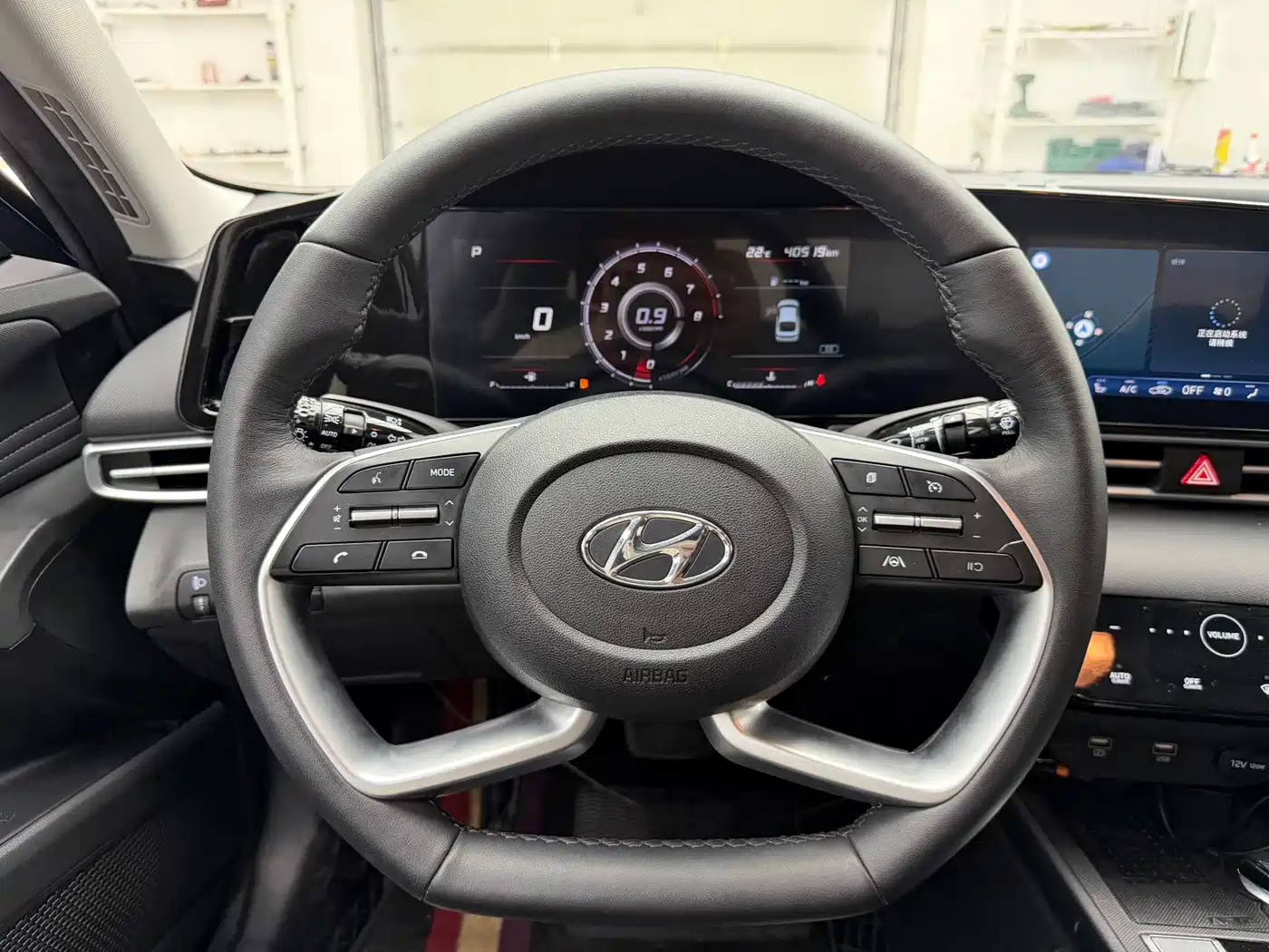 Hyundai Elantra 2022 1.5L CVT LUX Premium Edition фото 13
