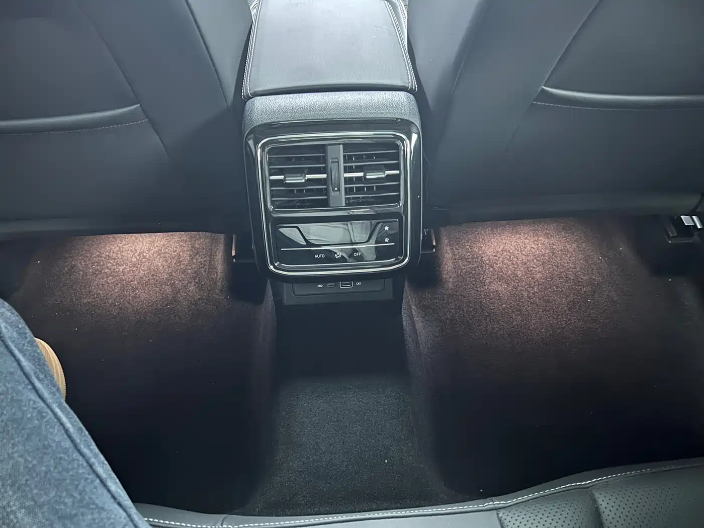 Volkswagen Passat 2023 380TSI Luxury Edition фото 9