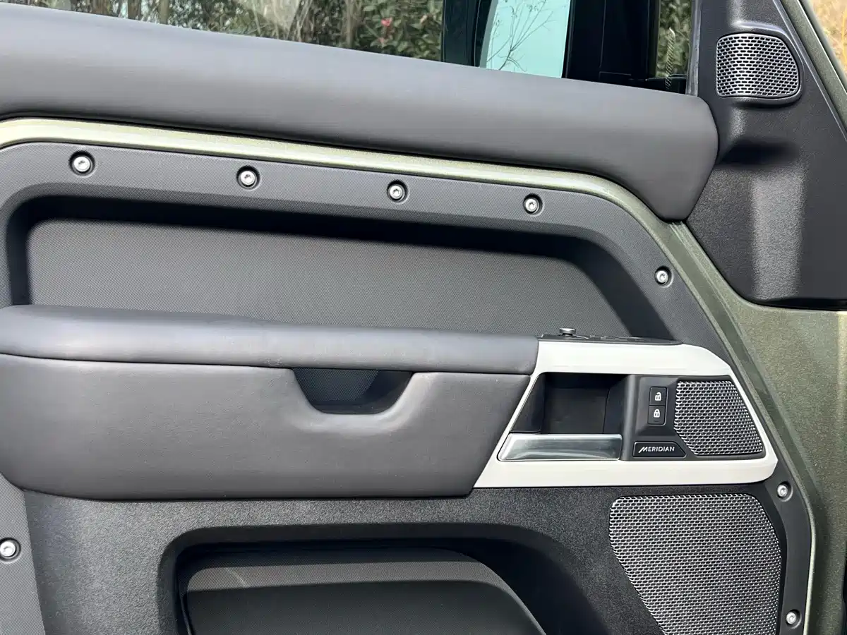 Land Rover Defender 2022 110 P400 X-DYNAMIC HSE фото 9