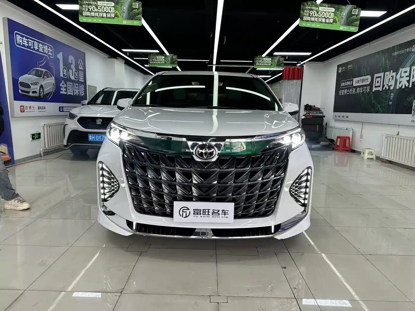 Toyota Granvia 2023 2.5L Hybrid Comfort Edition фото 2