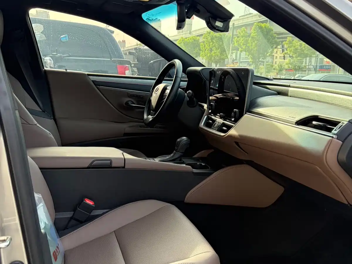 Lexus ES 2025 200 Ultimate Edition фото 5