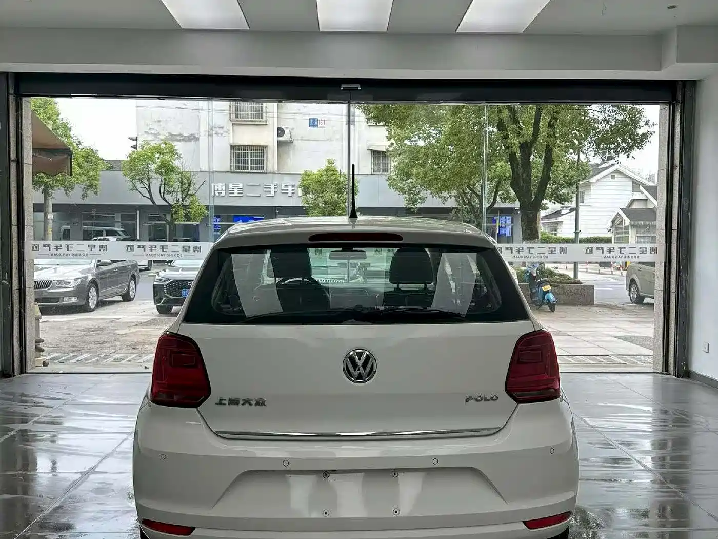 Volkswagen Polo 2014 1.4L Automatic Luxury Edition фото 8
