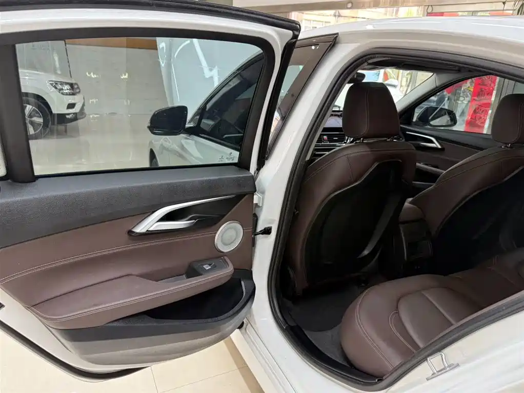 BMW 1 Series 2022 120i M Sport Shadow Edition фото 17