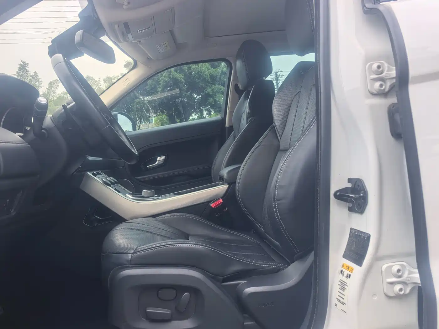 Land Rover Range Rover Evoque 2015 2.0T 5-Door Premium Edition фото 3