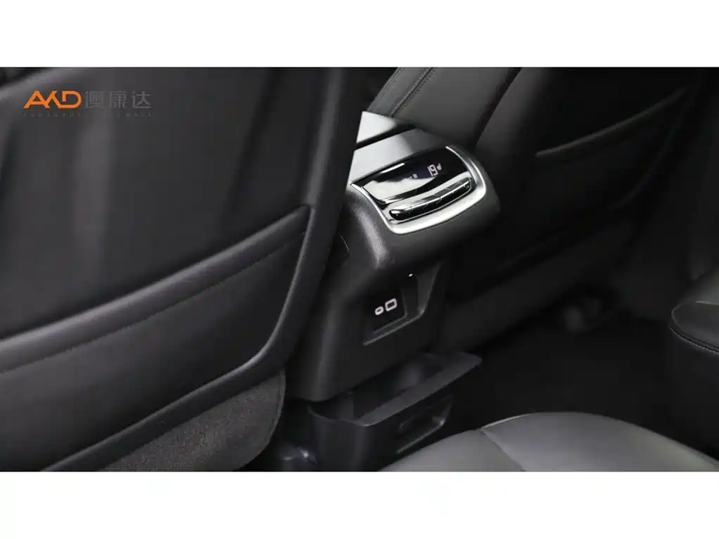 Фото 10 - Cadillac XT6