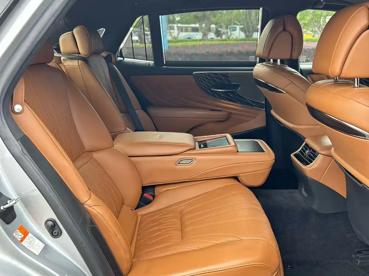 Lexus LS 2021 500h Executive Edition фото 8