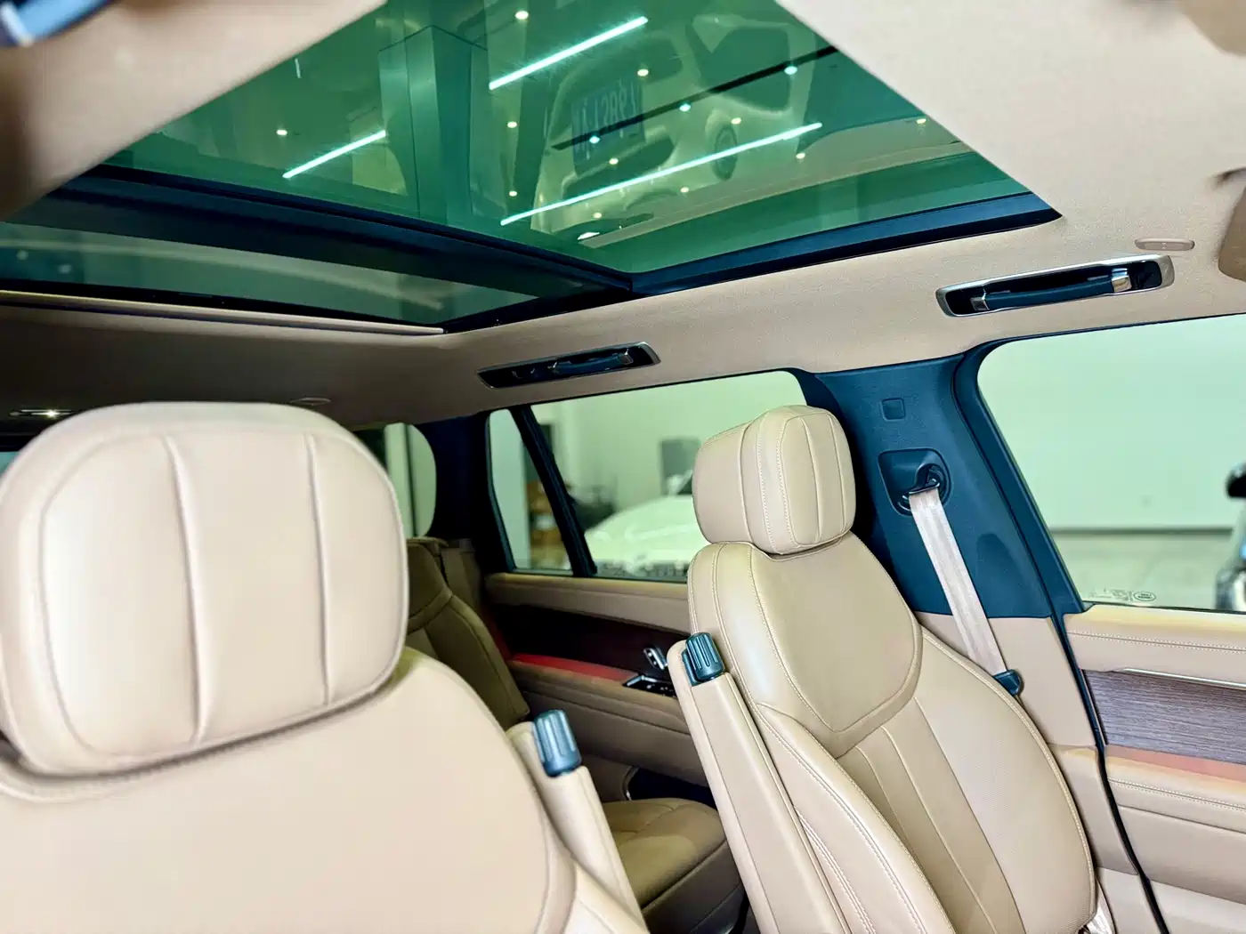 Land Rover Range Rover 2024 3.0 L6 400PS Golden Age Extended 7-Seater фото 11