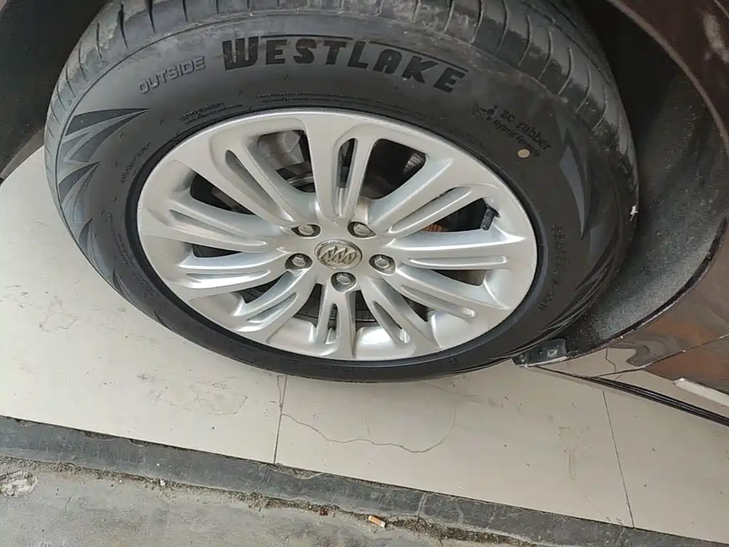 Photo 23 - Buick LaCrosse