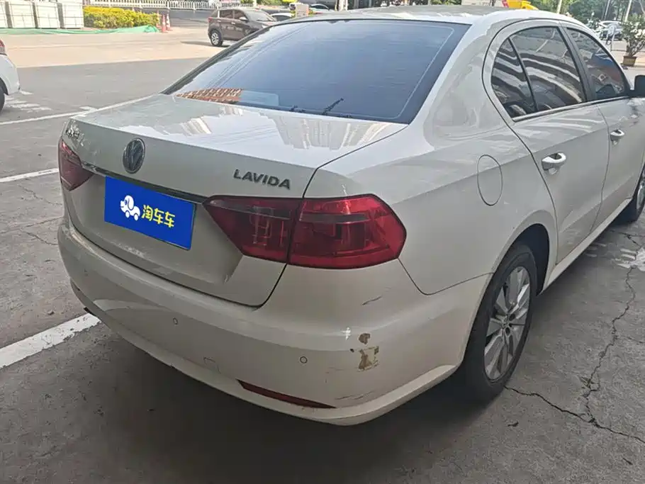 Volkswagen Lavida 2013 1.6L Automatic Comfort Edition фото 3