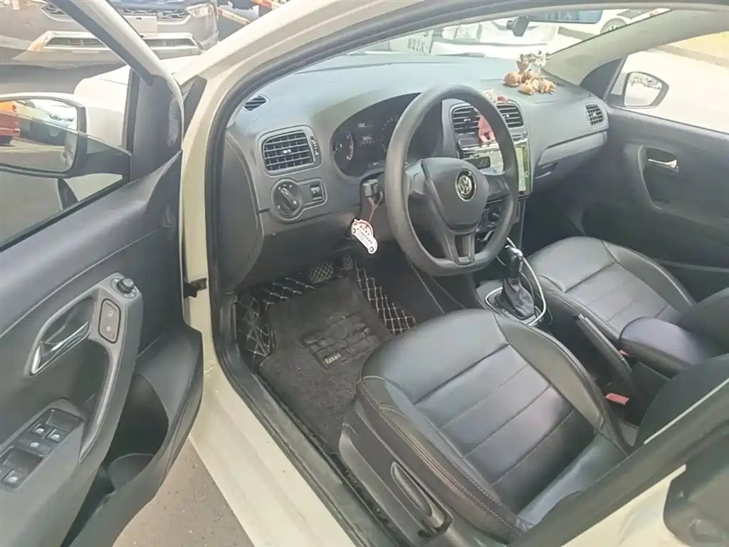 Volkswagen Polo 2016 1.4L Automatic Trend фото 12